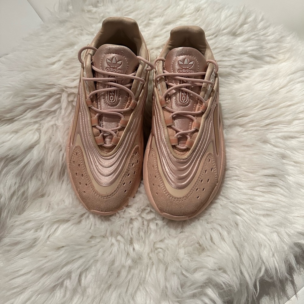 Adidas Women Size 7 Ozelia